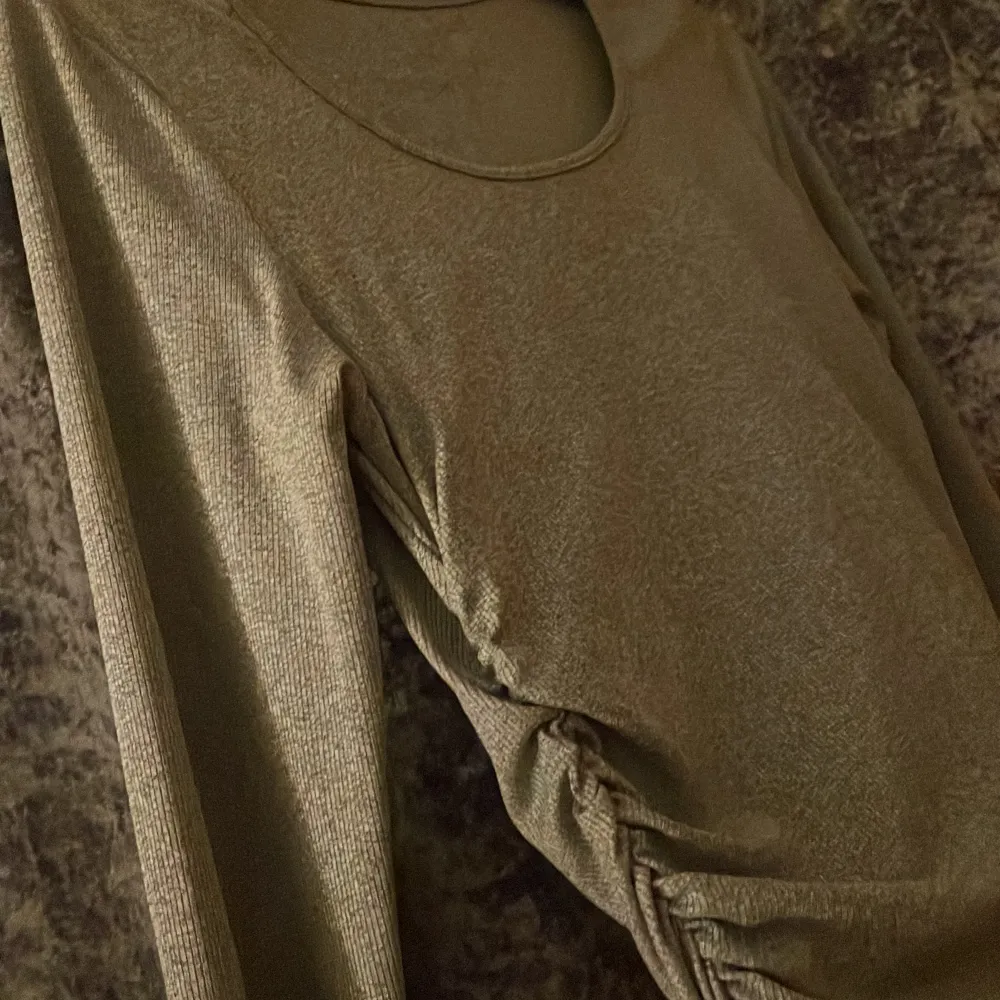 Hejj, jag säljer denna gråa tröjan från SHEIN❤️ den är stretchig av sig och snygg🤩 Hör av dig om du vill ha mer bilder eller om du undrar något💝 . Tröjor & Koftor.