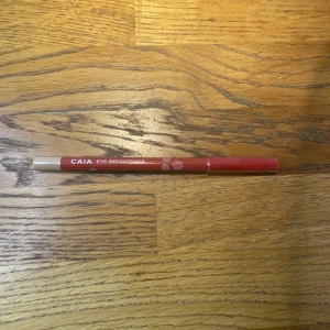Helt ny Caia Cosmetics Eye Brightener  - Helt ny oöppnad full size limited edition design från Caias första julkalender. 1,2 gram. Nypris 195kr