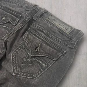 R18 Rock Revival Bootcut jeans  - Rock Revival jeans i model Straight 💜 Tag 28W 💜Midja (rakt över) 38cm 💜 Innerben 81cm 💜 Ytterben 105cm 💜 Benöppning 18cm 💜 Flera saknade bokstäver på tag & fläckar 💜Våra mått blir W=29, L=31 💜 Men jämför alltid måtten💜R18