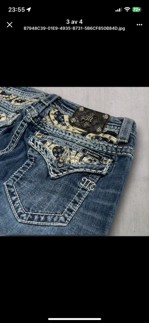 M168 lågmidjade bootcut missme jeans  - MissMe jeans i model Easy Boot 💜 Tag 30W 💜Midja (rakt över) 40cm 💜 Innerben 74cm 💜 Ytterben 99cm 💜 Benöppning 22cm 💜  💜Våra mått blir W=31, L=29 💜 Men jämför alltid måtten💜M168