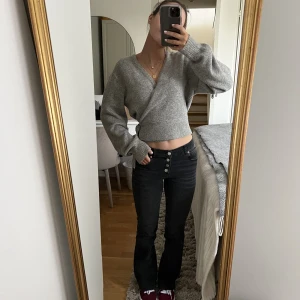 Omlott tröja  - Såå cool och superfin stickad omlottknyta ifrån & Otter stories! Passar många då man knyter själv och den är jätte mjuk och stretchig💓💓