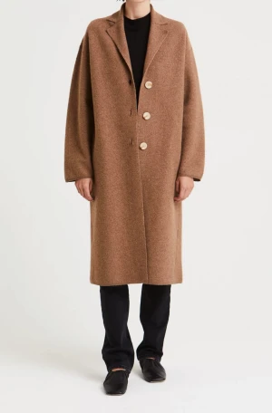 Dagarn kappa  - Dagmar Kappa. Material: 100% mulesing fri merinoull. Brun/beige.  Använd ett fåtal gånger. Köparen står för frakten. Fler bilder kan skickas. Nypris: 5000:- 