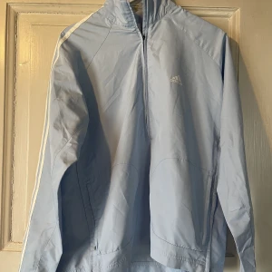 Adidas javka - Så fin adidas jacka! Passar perfekt nu till våren!🌟i jätte fint skick! Lite stor på mig som brukar ha s/m