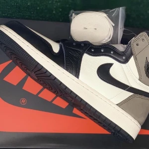 Mochas nya - Säljer dessa för att dom inte passade min kille. Storlek 44 box medföljer