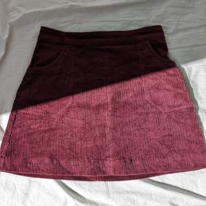 Kort kjol i manchestertyg från Monki, har lite stretch i tyget och riktiga fickor fram.