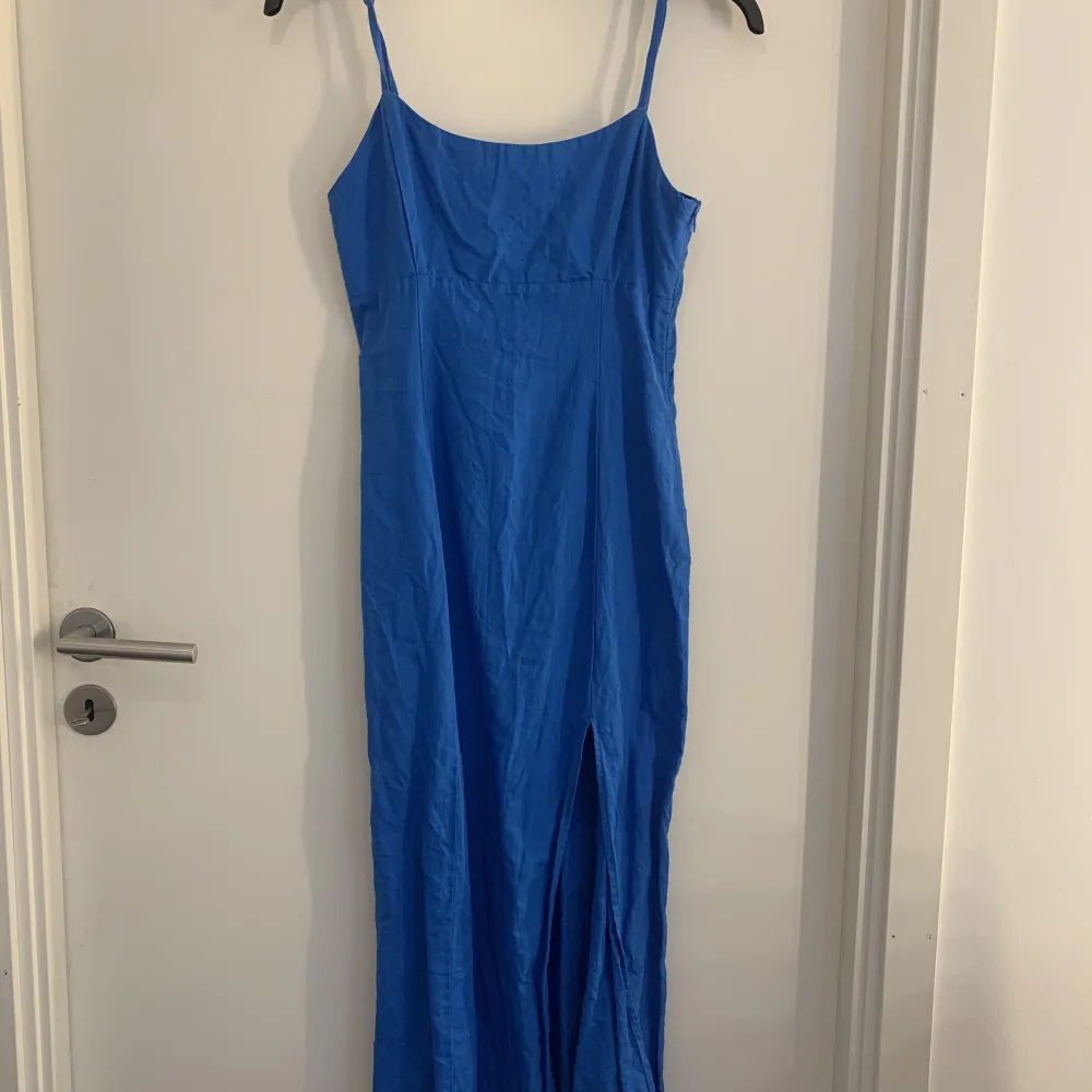En långklänning från Zara i en superhäftig blå färg. Endast använd 1 gång💙🫐. Klänningar.