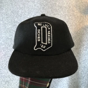 Dickies - Ullkeps Svart - En riktigt cool keps från Dickies! Skick 9/10, har använts fåtal gånger. Kepsen är rätt så tjock och passar bäst för våren/hösten. 