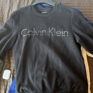Calvin Klein tröja - Ck tröja, st S men passar folk som har M, använd 1-2 gågner. 