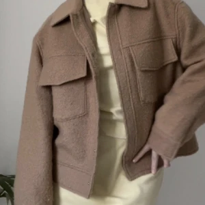 Vårjacka  - Jätte fin brun jacka från monki som tyvärr inte kommer till användning. Jätte fin längd på den! Lite stor i storleken men den är fin som lite oversized också! 💓