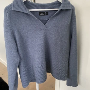 Stickad tröja - En blå tickad tröja från Kappahl i strl S, i använt skick därmed lite nopprig💗