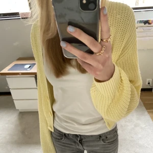 Stickad kofta - Supersöt stickad kofta från H&M. Färgen kommer bäst fram på första bilden. Hör gärna av er vid frågor, kram!🌟(Tryck inte på köp nu)