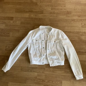 Jeansjacka - Fin vit jeansjacka med några år på nacken. Så gott som aldrig använd men har spenderat några år i garderoben. Storlek M. Inga fläckar eller märken.