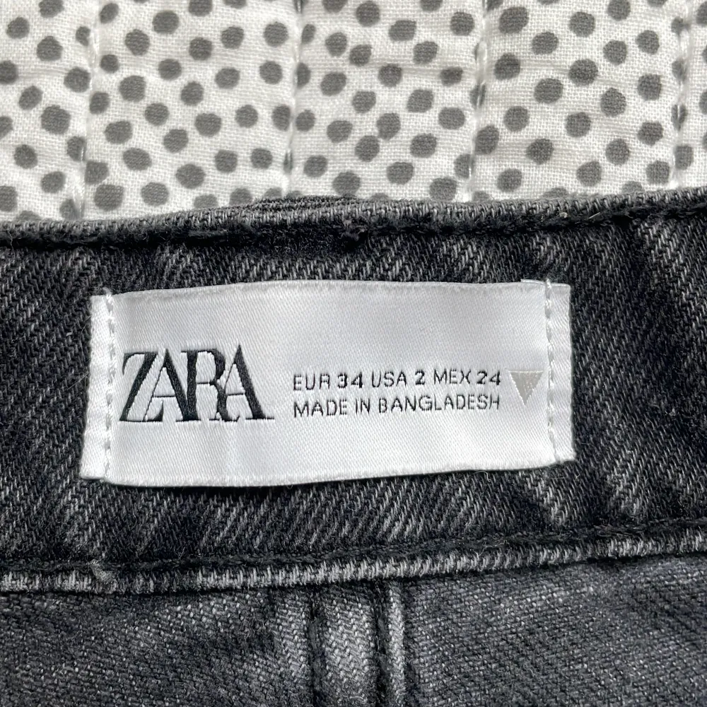 Ett par ganska nya zara jeans! Storlek 34, priset kan ändras beror på💕. Jeans & Byxor.