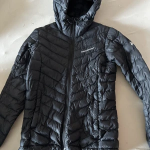 Jacka peak performance  - Jacka från peak performance. Använd få gånger, i mycket bra skick. Nypris ca 2000kr Köps den inte innan 27/4 slängs den