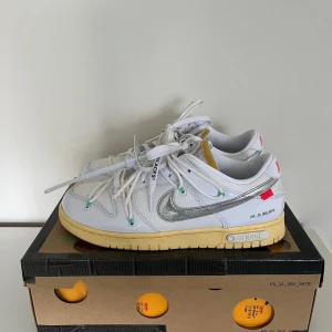 Nike Dunk Low Off-White LOT 1 - EU 43 - US 9.5 Använda sparsamt 3 gånger. Allting medföljer, inkl. kvitto. 6300 + frakt - ej hugget Betalning sker via swish. Belägen i Malmö.  