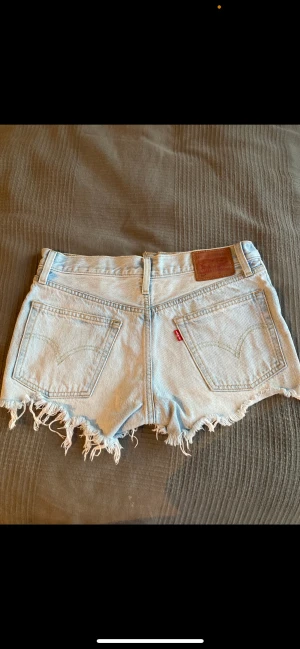 Levis shorts  - Båda i strl 26