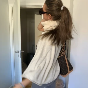 Zara tröjan  - Nej nej nej nej va najs denna tröja är!!!! Så snygg och skön att ha över sin klänning på sommar kvällen eller ba till ett par jeans ❤️❤️😍