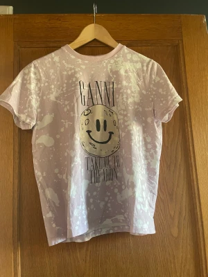 Ganni t-shirt - Säljer min Ganni t-shirt som är använd under sommaren 2022!💕Jätte fin och har inga difekter!💕