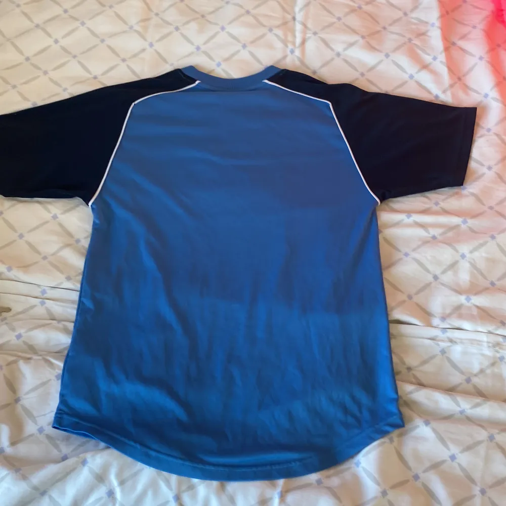 Den är en tränings tröja i perfekt skick💙Tryck gärna på köp nu💗 eller så kan jag stå för frakten . T-shirts.