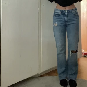 Zara jeans med hål - Säljer dessa jeans från Zara med hål på ena benet. Byxorna är i storlek 36