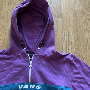 Vans hoodie - Lila/blå Vans hoodie i storlek Xsmall. Skick 9/10🥰Pris+frakt🤍