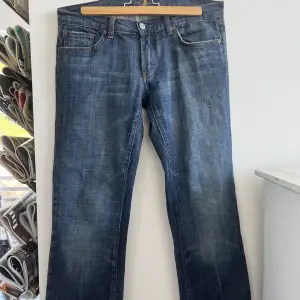 Nästan oanvända 7 for all man kind jeans. Lågmidjade med bootcut. Storleken är 29 vilket jag skulle jämnföra till m/l eller strl 38. Skriv om ni är intresserade. Pris kan diskuteras. Jag kan gärna posta eller mötas upp i Stockholm!💕