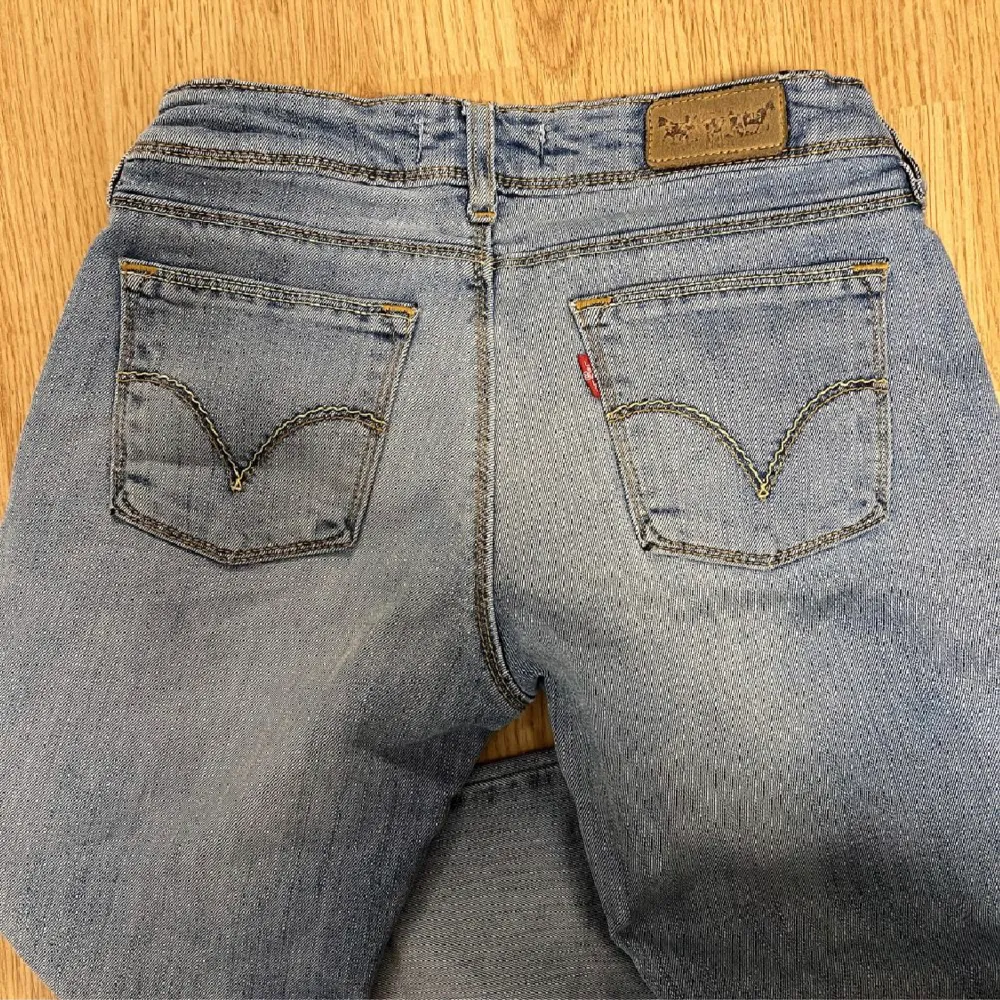 Säljer dessa skitsnygga och trendiga jeans!💖De är lowrise och bootcut! Skriv för mer info Direktpris: 400 kr+frakt. Jeans & Byxor.