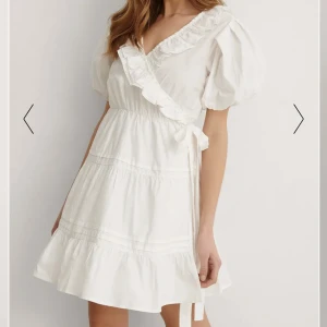 Vit omlottklänning NAKD - Supersnygg omlottklänning från NAKD. Endast använd en gång. Storlek S. Köptes för 289kr😍