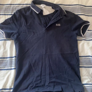 Hugo boss pike - Säljer pga växt ur den, storlek 16-M, skulle säga att det motsvarar xs