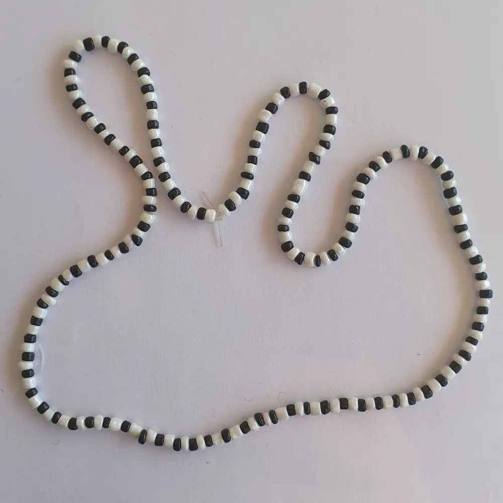 Halsband gjort med pärlor och stretchig tråd.. Accessoarer.