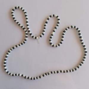 Halsband gjort med pärlor och stretchig tråd.