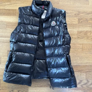 Moncler väst - ❣️Intressekoll❣️Kollar intresset på min moncler väst. Tröttnat lite på den❤️ Så fin o kan användas under alla årstider. Köpte den i moncler butiken i Stockholm 🧸❤️Lappar och kvitto finns till den också