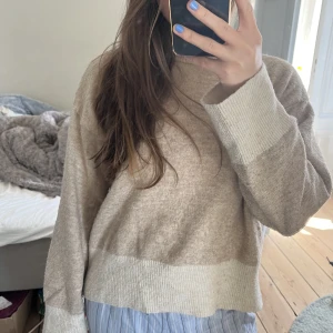 Stickad tröja  - Säljer denna superfina tröja från H&M då den inte kommer till så mycket användning längre!💞