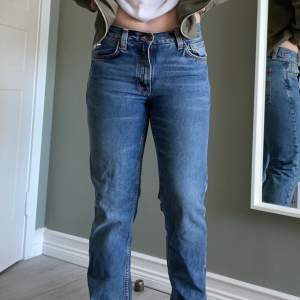 Nudie Jeans co köpta för drygt ett år sen och använda väldigt få gånger. Lågmidjade jeans med fina detaljer på bakfickan. Finns ett litet hål på baksidan på vänstra benet (skriv för bild). Priset går även att diskutera!🌸🌸