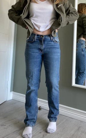 Jeans - Nudie Jeans co köpta för drygt ett år sen och använda väldigt få gånger. Lågmidjade jeans med fina detaljer på bakfickan. Finns ett litet hål på baksidan på vänstra benet (skriv för bild). Priset går även att diskutera!🌸🌸