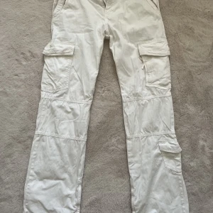 Zara byxor  - Vita midwaist cargobyxor från Zara. Dessa har dragkedjor vid fötterna som går att justera precis som man vill😌 säljer dessa då de inte kommer till användning. 