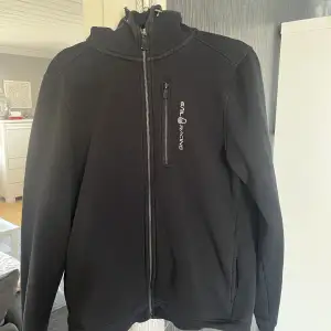 Säljer denna svarta sail racing zip hoodie, den är använd fåtal gånger så den är i väldigt fint skick💕 köparen står för frakten