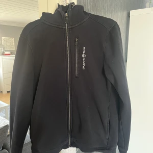 Sail racing zip - Säljer denna svarta sail racing zip hoodie, den är använd fåtal gånger så den är i väldigt fint skick💕 köparen står för frakten