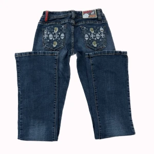 Y2K lågmidjade bootcut jeans - Skit coola lågmidjade y2k jeans med unika fickor! midjemåttet: 70cm innerbenslängden: 84cm PS: kolla igenom mitt konto ni kommer hitta många y2k och vintage plagg! 