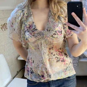 Blus - Fin somrig blus som tyvärr är för liten för mig vid bysten. Står ej storlek men uppskattar att den passar S. Skriv privat för frågor eller flera bilder bilder. 90kr + frakt ❤️