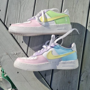 Nike air  - Säljer mina superfina knappt använda Nike air force. Dom är custom made och köpta för 1500kr.  Använda få gånger. Storlek37,5