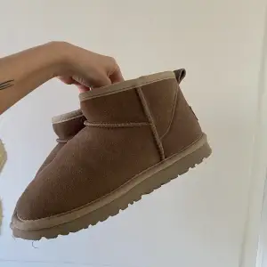 Uggs i storlek 36, använda typ 2 gånger, kommer i original förpackning 