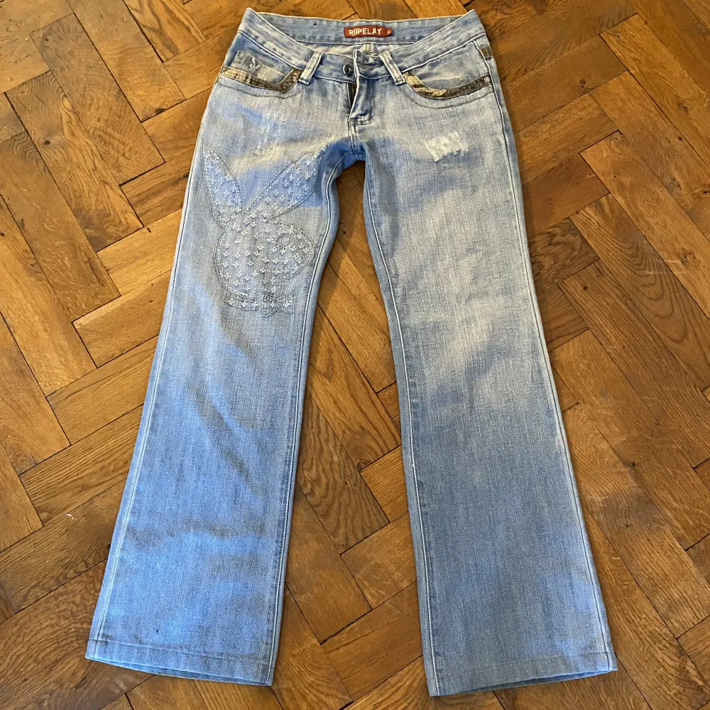 lowwaist Playboy jeans i storlek 36💕 postar eller möts upp i Stockholm!. Jeans & Byxor.