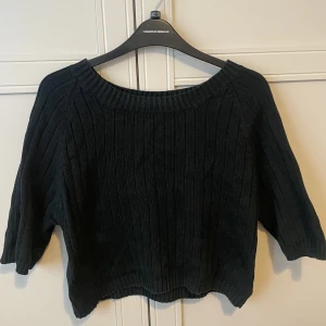 Croppad stickad - Köpt second hand, fint skick, men känns något grövre i materialet  Croppad modell, trekvartsärm