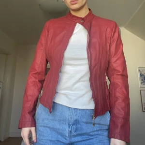 Röd läderjacka  - Äkta läder. Märket är Dream Stone. Inga defekter. Storlek M. Röd skinnjacka.