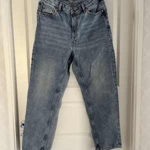 Jeans - Blå högmidjade jeans med raka ben från Lindex. Köpte för stora så dem är enbart provade! Färg: Blå 💙 Strl: 44 Nypris: 500kr Pris: 250kr + spårbar frakt!