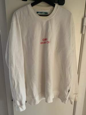 Sweatshirt, vit, med ”OMG” text