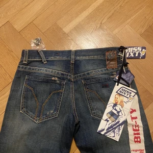 Helt nya vintage miss sixty jeans!! - Helt nya vintage miss sixty jeans som aldrig har vart använda och har alla lappar på. De är low/midrise och lite baggy. Nypris är ungefär runt 1000-2000 kr❣️ Mått: Midjemått:40 cm Innerbensmått: 87 cm Benmått: 106cm