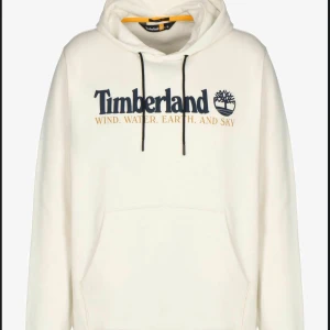 Timberland tröja storlek M - Köpt på zalando för 999:- fint skick, lite skrynklig på bilden för den bara legat i garderoben:)  Vit storlek Medium.  Perfekt vår tröja🌸