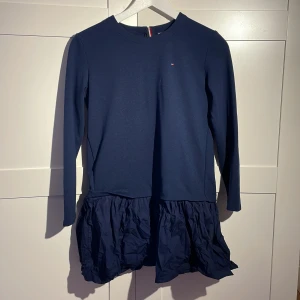 Tommy Hilfiger klänning  - Jättefin klänning från Tommy Hilfiger. Inte använd många gånger och ser ut som ny! Strl: 152